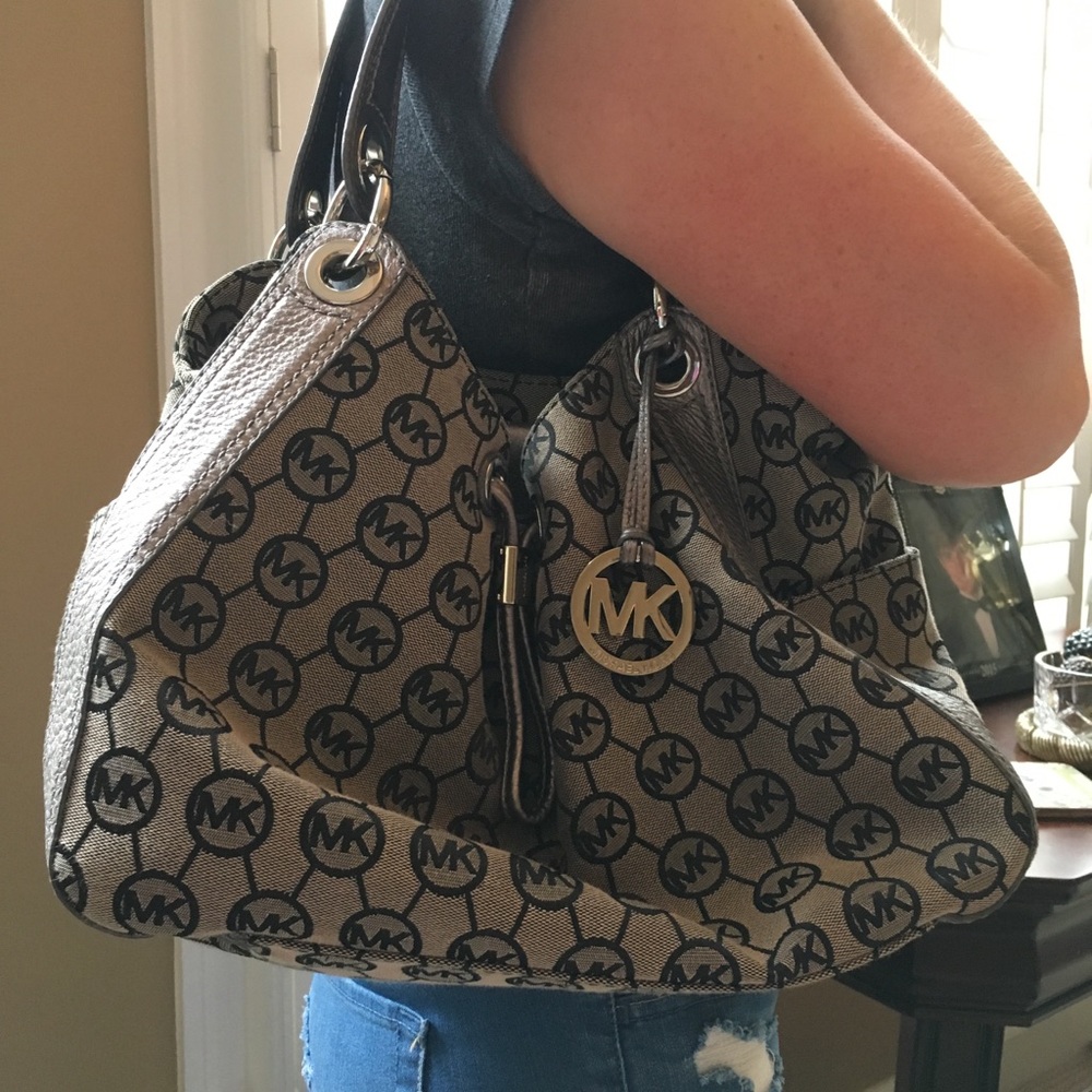 Rare MK grey/silver purse ππ - Picture 7 of 8